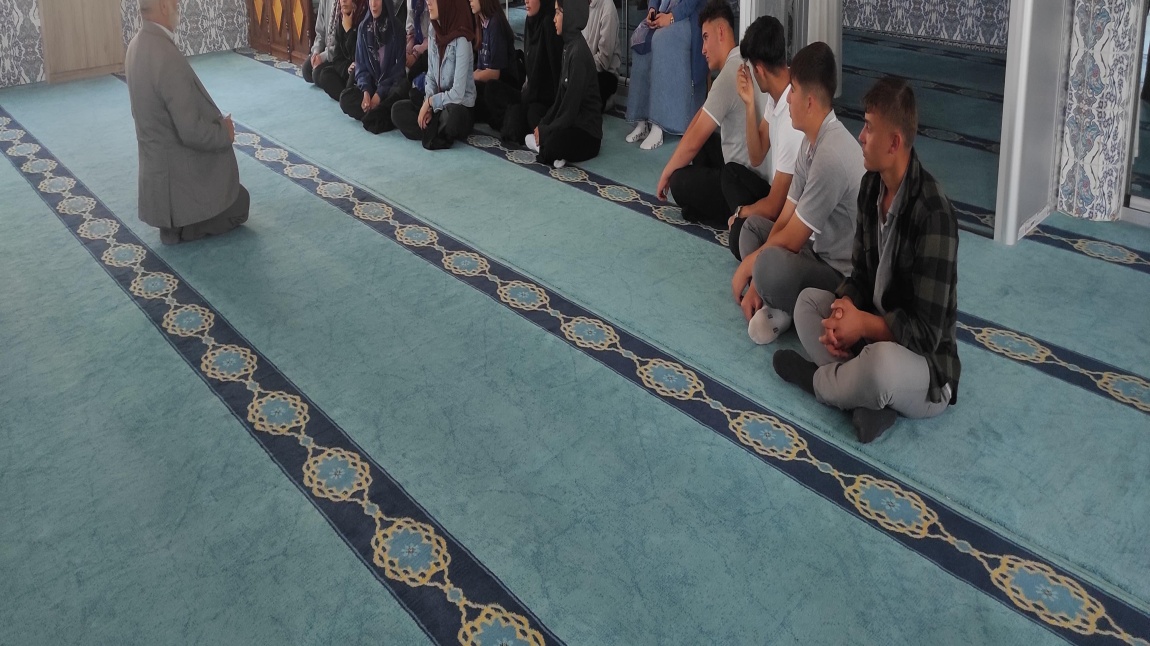 10/A SINIFI ÖĞRENCİLERİMİZLE CUMA NAMAZINI EDA ETTİK